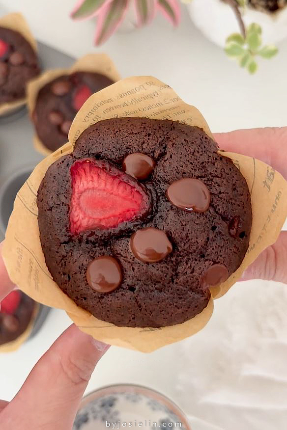strawberry chocolate banana muffins